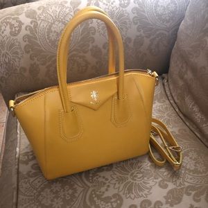 Italian Leather handbag in yellow never been used